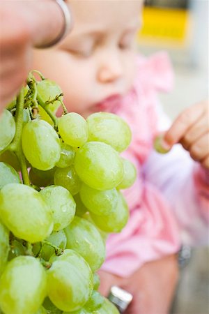 simsearch:659-01863088,k - Child eating fresh green grapes Foto de stock - Sin royalties Premium, Código: 659-01857655