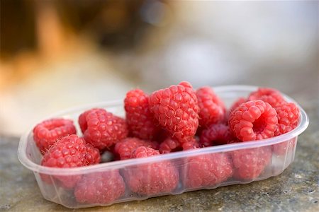 simsearch:659-01858819,k - Framboises en barquette plastique sur un évier en pierre Photographie de stock - Premium Libres de Droits, Code: 659-01857660