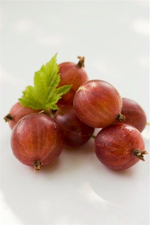 simsearch:659-01844009,k - Several red gooseberries with leaf Foto de stock - Sin royalties Premium, Código: 659-01857688