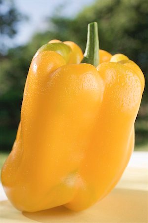 simsearch:659-01854512,k - Yellow pepper on table in open air Foto de stock - Sin royalties Premium, Código: 659-01857692