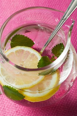 simsearch:659-01857730,k - Lemonade with ice cubes and lemon balm Foto de stock - Royalty Free Premium, Número: 659-01857726