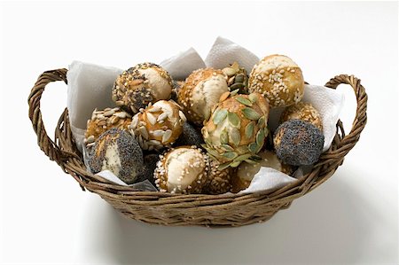 pumpkin seed - Assorted pretzel rolls in bread basket Foto de stock - Sin royalties Premium, Código: 659-01857750