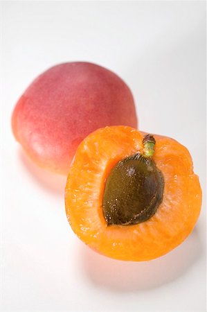 simsearch:659-01853581,k - Whole and half apricot Foto de stock - Sin royalties Premium, Código: 659-01857775