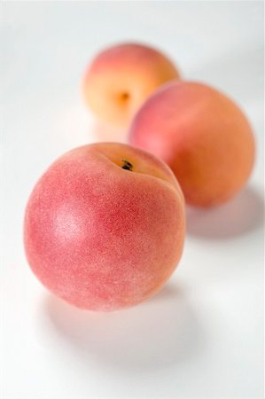 simsearch:659-03524912,k - Three apricots Foto de stock - Sin royalties Premium, Código: 659-01857773