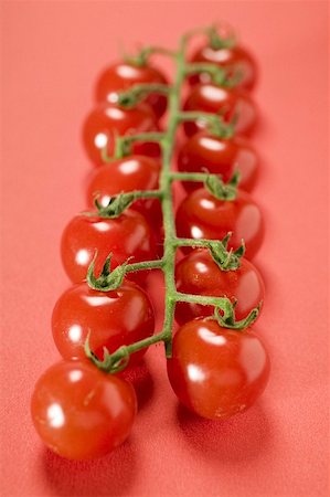 simsearch:659-01848974,k - Cherry tomatoes on red background Foto de stock - Royalty Free Premium, Número: 659-01857782