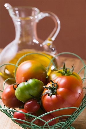 simsearch:659-01863451,k - Assortiments de tomates dans le panier métallique en face de l'huile d'olive Photographie de stock - Premium Libres de Droits, Code: 659-01857826