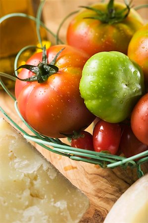 simsearch:659-01863451,k - Assortiments de tomates en panier métallique Photographie de stock - Premium Libres de Droits, Code: 659-01857822