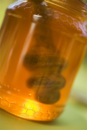 simsearch:659-07069697,k - Jar of honey with honey dipper Stock Photo - Premium Royalty-Free, Code: 659-01857870