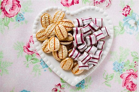 simsearch:659-01861488,k - Two kinds of sweets on heart- shaped plate Stock Photo - Premium Royalty-Free, Code: 659-01857905