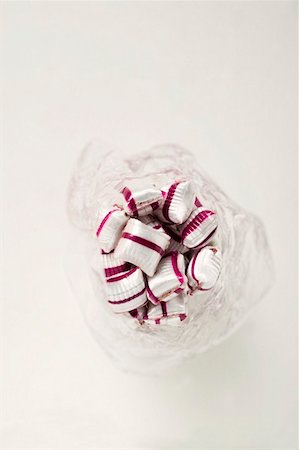 simsearch:659-03536285,k - Cherry mint sweets in plastic bag Foto de stock - Sin royalties Premium, Código: 659-01857908