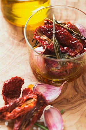 simsearch:659-06154666,k - Dried tomatoes with rosemary, garlic and olive oil Foto de stock - Sin royalties Premium, Código: 659-01857913