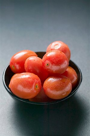 simsearch:659-01848974,k - Cherry tomatoes with drops of water in black bowl Foto de stock - Royalty Free Premium, Número: 659-01857951