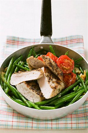 simsearch:659-06183948,k - Poitrine de poulet avec haricots verts et tomates dans la poêle à frire Photographie de stock - Premium Libres de Droits, Code: 659-01857964