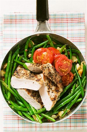 simsearch:659-01857964,k - Chicken breast with green beans and tomatoes in frying pan Stock Photo - Premium Royalty-Free, Code: 659-01857966