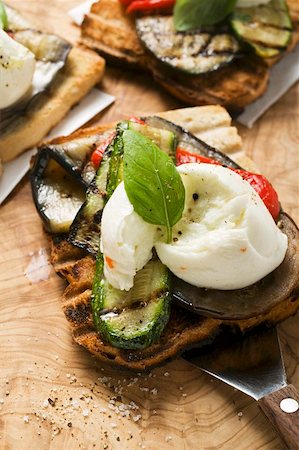 simsearch:659-01845699,k - Toast with grilled vegetables, mozzarella and basil Foto de stock - Royalty Free Premium, Número: 659-01857986