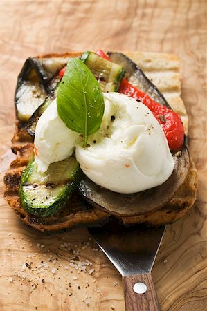 simsearch:659-01857988,k - Toast with grilled vegetables, mozzarella and basil Foto de stock - Sin royalties Premium, Código: 659-01857983