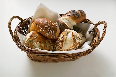 simsearch:659-01842374,k - Assorted pretzel rolls in bread basket Fotografie stock - Premium Royalty-Free, Codice: 659-01858011