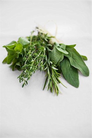 Bouquet d'herbes : romarin, de sauge, de thym et d'origan Photographie de stock - Premium Libres de Droits, Code: 659-01858044