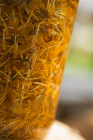 simsearch:659-06186007,k - Marigold petals in a glass (detail) Foto de stock - Sin royalties Premium, Código: 659-01858064