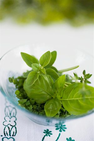 Assorted herbs in glass bowl Foto de stock - Sin royalties Premium, Código: 659-01858066
