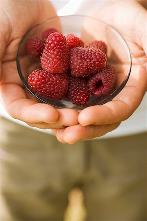 simsearch:659-06153020,k - Hands holding small bowl of fresh raspberries Stock Photo - Premium Royalty-Free, Code: 659-01858082