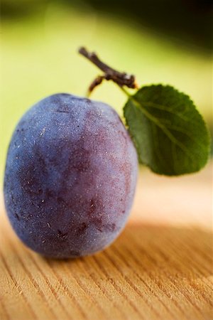 simsearch:659-01858102,k - A plum with stalk and leaf Stock Photo - Premium Royalty-Free, Code: 659-01858094