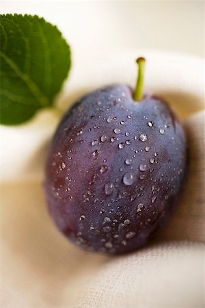 simsearch:659-01858102,k - Plum with drops of water and leaf Stock Photo - Premium Royalty-Free, Code: 659-01858105
