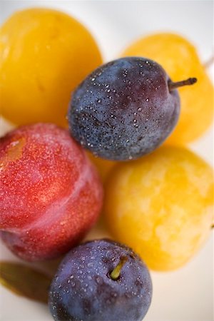 simsearch:659-01858102,k - Different types of plums (overhead view) Stock Photo - Premium Royalty-Free, Code: 659-01858103