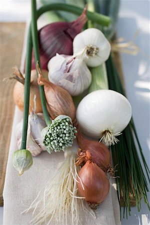 simsearch:659-01858117,k - Onions, chives and garlic chives Foto de stock - Sin royalties Premium, Código: 659-01858119