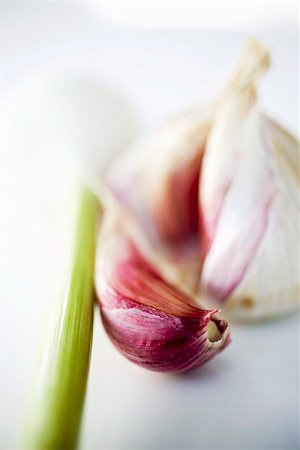 spring onion - Bulbe d'ail, gousse d'ail et l'oignon de printemps Photographie de stock - Premium Libres de Droits, Code: 659-01858122