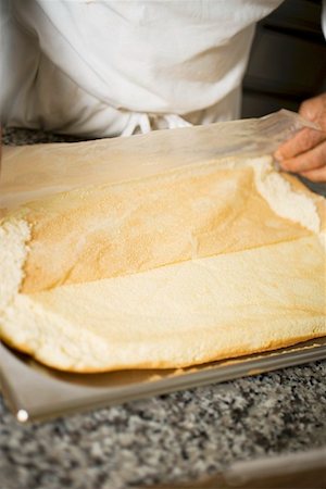 simsearch:659-01858152,k - Pulling baking parchment off sponge base Foto de stock - Sin royalties Premium, Código: 659-01858155