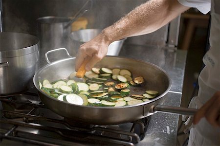 saute - Turning courgette slices in frying pan Foto de stock - Sin royalties Premium, Código: 659-01858175