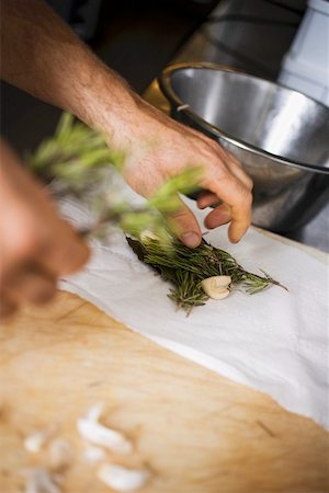 simsearch:659-01858195,k - Laying herbs and garlic on kitchen paper Fotografie stock - Premium Royalty-Free, Codice: 659-01858176