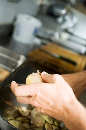 Peeling a cooked potato Foto de stock - Sin royalties Premium, Código: 659-01858203
