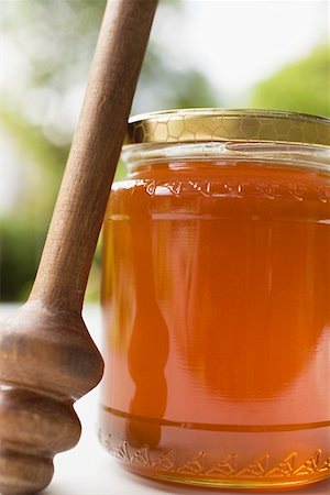 simsearch:659-01857882,k - Pot de miel avec la casserole de miel Photographie de stock - Premium Libres de Droits, Code: 659-01858244
