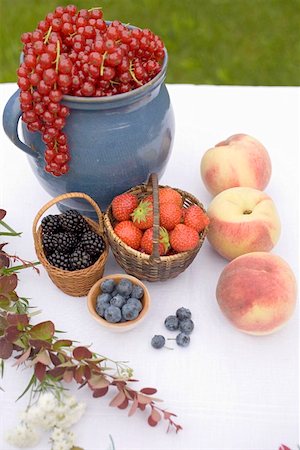 simsearch:659-01861028,k - Summer fruit still life on table in garden Foto de stock - Sin royalties Premium, Código: 659-01858305