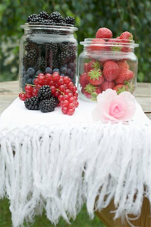 simsearch:659-01858328,k - Fresh berries on table out of doors Fotografie stock - Premium Royalty-Free, Codice: 659-01858316