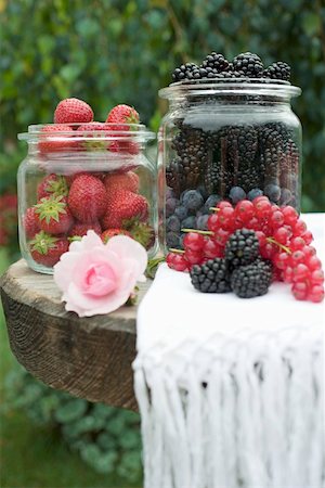 simsearch:659-01858328,k - Fresh berries on table out of doors Fotografie stock - Premium Royalty-Free, Codice: 659-01858317