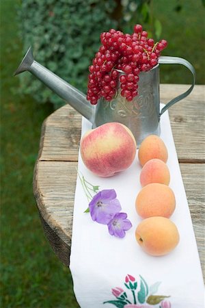 simsearch:659-07959778,k - Apricots, peach, redcurrants on table out of doors Stock Photo - Premium Royalty-Free, Code: 659-01858319