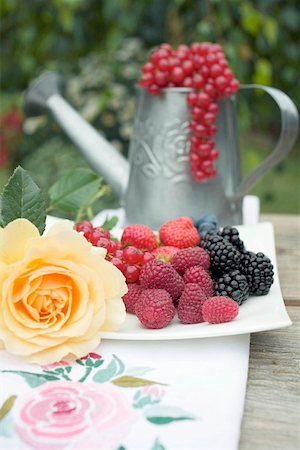 simsearch:659-07597415,k - Fresh berries on plate, redcurrants in watering can Stock Photo - Premium Royalty-Free, Code: 659-01858325