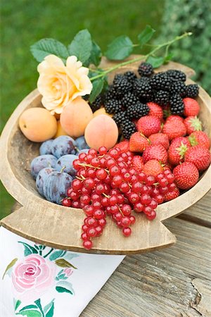 simsearch:659-01858326,k - Plums, apricots and berries in wooden bowl Foto de stock - Sin royalties Premium, Código: 659-01858323