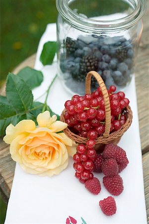 simsearch:659-01858328,k - Fresh berries in basket and jar and yellow rose on table Fotografie stock - Premium Royalty-Free, Codice: 659-01858330