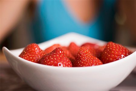 simsearch:659-06153020,k - Strawberries in white bowl Stock Photo - Premium Royalty-Free, Code: 659-01858347