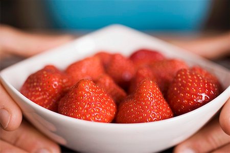 simsearch:659-01858229,k - Hands holding bowl of strawberries Fotografie stock - Premium Royalty-Free, Codice: 659-01858348