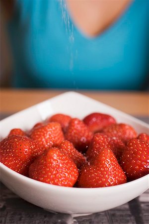 simsearch:659-06153020,k - Strawberries in white bowl, woman in background Stock Photo - Premium Royalty-Free, Code: 659-01858349