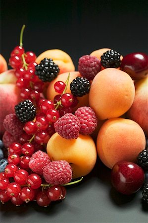 simsearch:659-01858819,k - Fruit nature morte avec fruits et baies Photographie de stock - Premium Libres de Droits, Code: 659-01858358