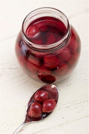 Cherry compote in jar and on spoon Foto de stock - Sin royalties Premium, Código: 659-01858418