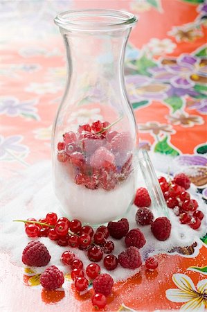 simsearch:659-03526616,k - Fresh berries with sugar in carafe Foto de stock - Sin royalties Premium, Código: 659-01858444