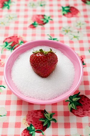simsearch:659-03526616,k - Strawberry in a small dish of sugar Foto de stock - Sin royalties Premium, Código: 659-01858449