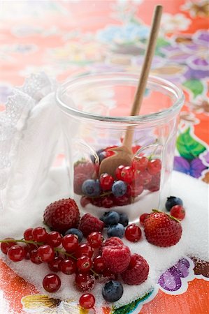 simsearch:659-01858716,k - Fresh berries in jam jar with sugar and wooden spoon Foto de stock - Royalty Free Premium, Número: 659-01858440